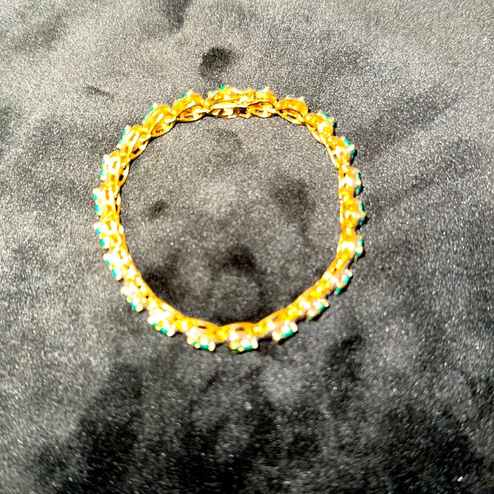 EC GREEN STONE, GOLD COLOR BRACELET.